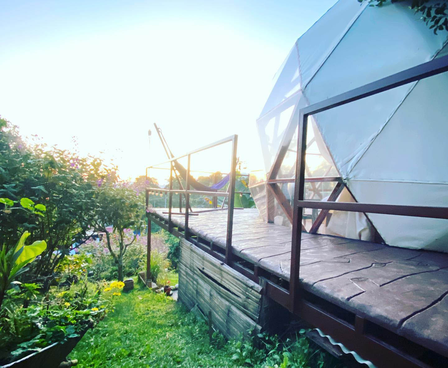 Domo entre jardines al atardecer
